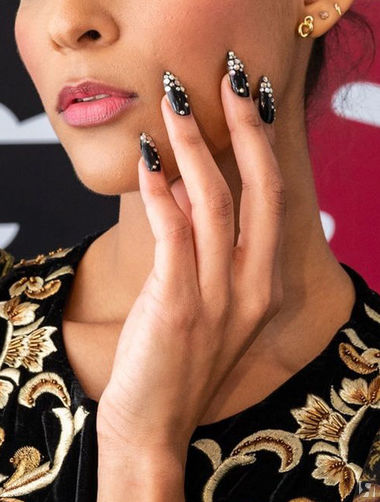 Маникюр со стразами — самые интересные и модные идеи оформления ногтей камнями (110 фото)