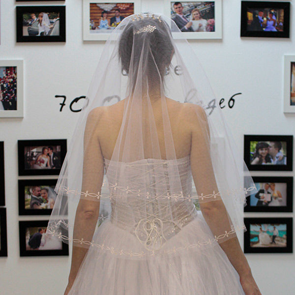 Фата для невесты (белая, с бледно-розовой вышивкой) Свадебные штучки