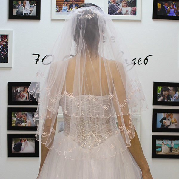 Фата для невесты (белая, с бледно-розовой вышивкой) Свадебные штучки