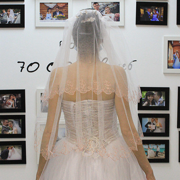 Фата для невесты (белая, с нежно-персиковой вышивкой) Свадебные штучки