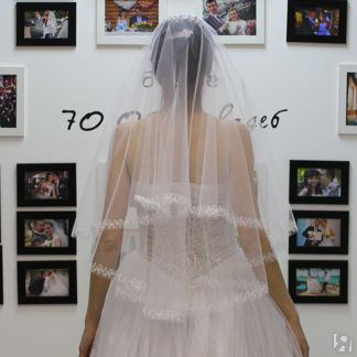 Фата для невесты (белая, с бледно-голубой вышивкой) Свадебные штучки