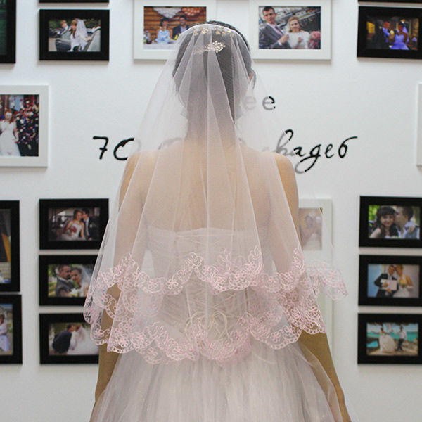 Фата для невесты (белая, с розовой вышивкой) Свадебные штучки
