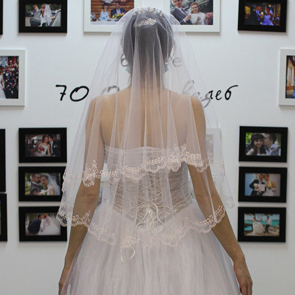 Фата для невесты (белая, с нежно-розовой вышивкой) Свадебные штучки
