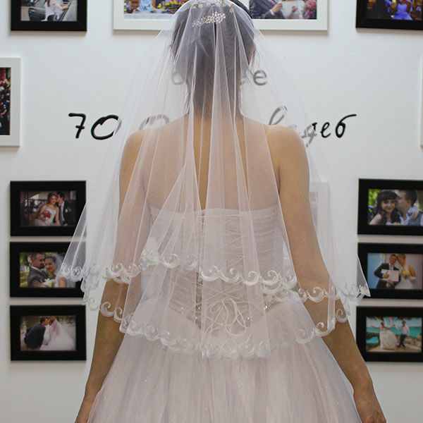 Фата для невесты (белая, с нежно-голубой вышивкой) Свадебные штучки