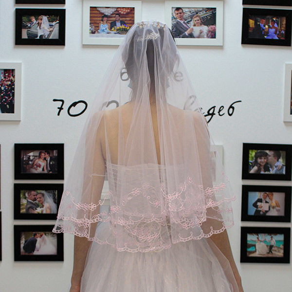 Фата для невесты (белая, с розовой вышивкой) Свадебные штучки